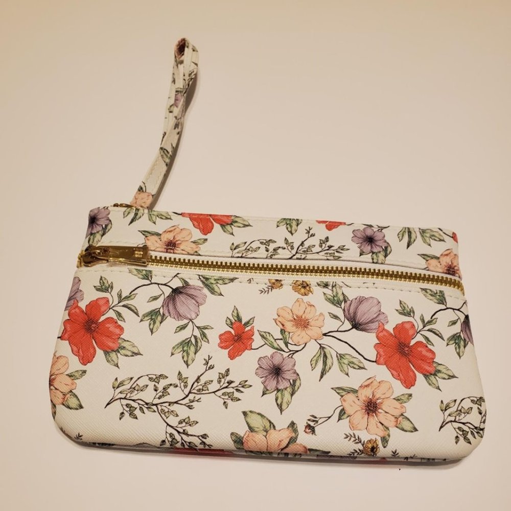 #394 NWOT Floral Clutch